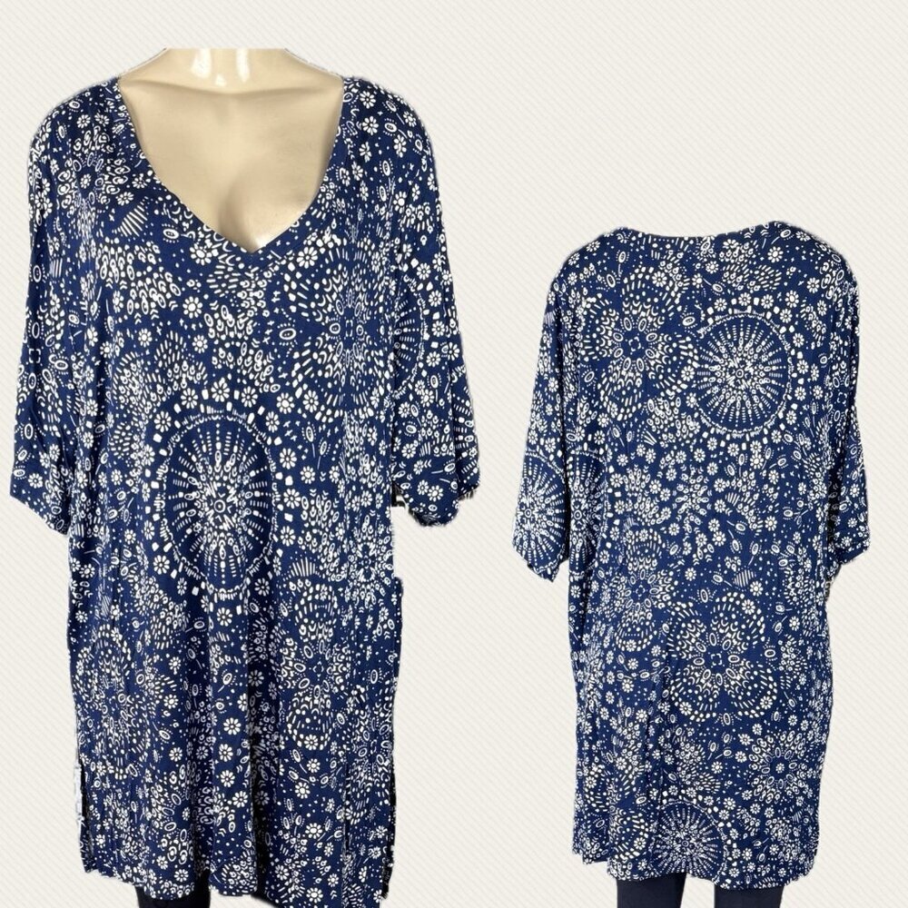 Torrid +3 Navy/White V-Neck Flower Explosion Print Curved Hem Half Sleeve Top